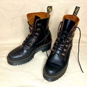 DR MARTENS Leona Black Leather Sz 41 EU